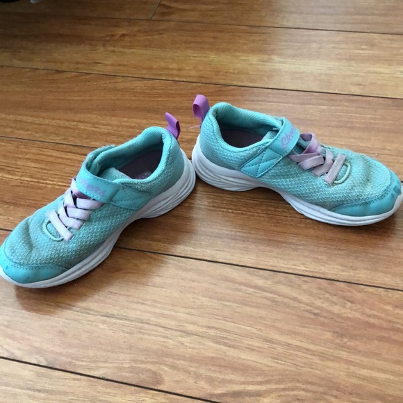 Girl’s size 12 Sketcher runners - Picture 5 of 8